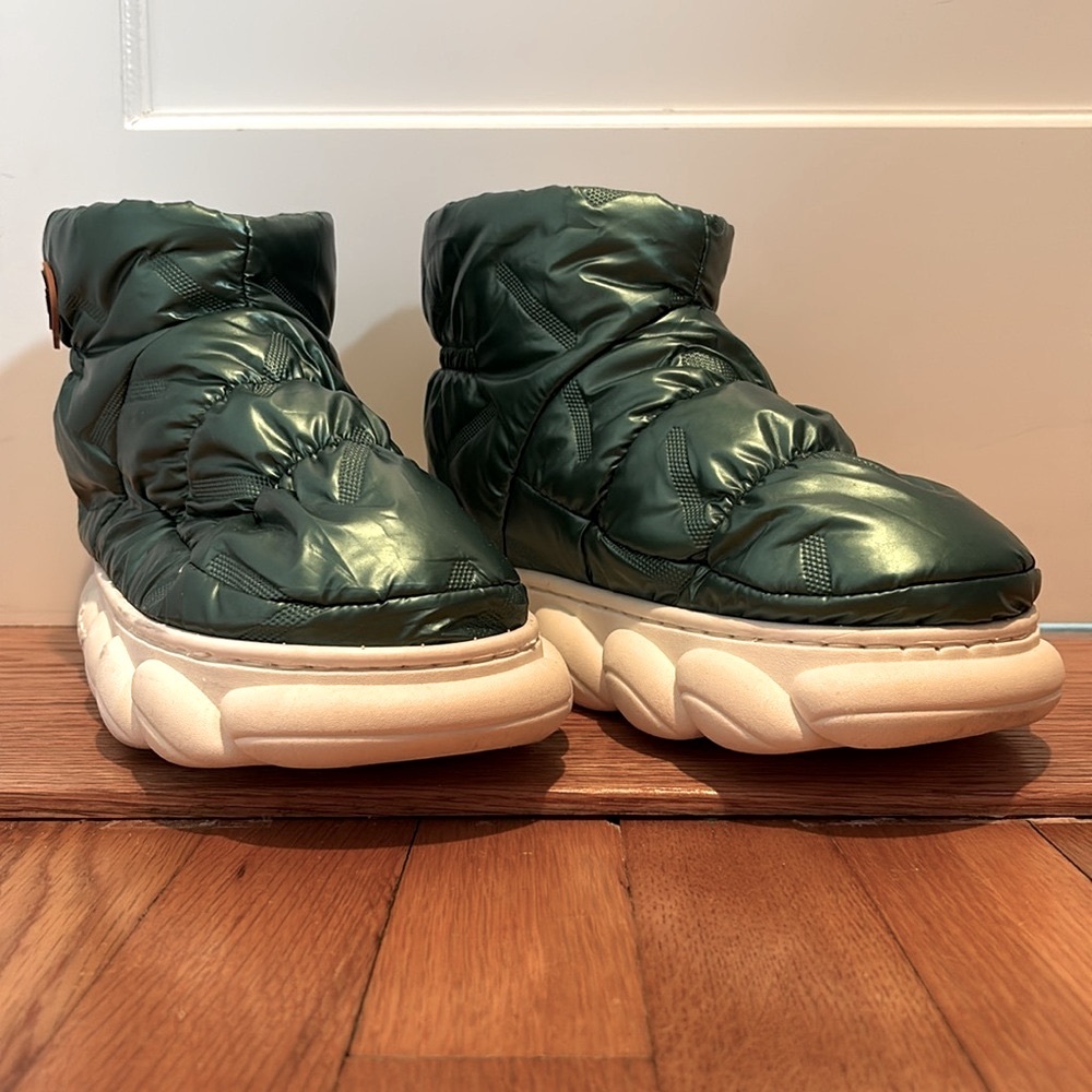 Shark size 42 - 43 puffy shimmery green lightweight ankle boot slippers - Picture 2 of 15